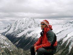 Simon Kehrer sitzt am 23. Juli 2008 im Basislager auf dem Nanga Parbat. (Foto: dpa)