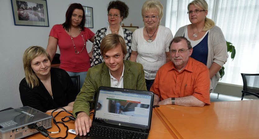 Wieland Böhme und Philipp Schwarz (v.r. sitzend) haben gemeinsam mit vielen Mitarbeiterinnen der VS 92 eine neue Homepage gestaltet.