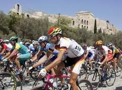 Jan Ullrich (M.) passiert zusammen mit dem übrigen Fahrern des olympischen Rad-Straßenrennens über nach 224,4 Kilometer die Akropolis in Athen (Foto: dpa)