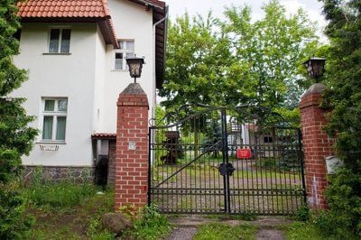 Blick auf das derzeit leerstehende «Gut Johannesberg», einem früheren Hotel in der Ortschaft Rauen (Oder-Spree) unweit von Fürstenwalde in Brandenburg. (FOTO: DPA)