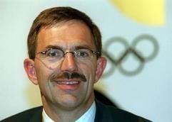 NOK-Präsident Klaus Steinbach lächelt in die Kamera. (Foto: dpa)