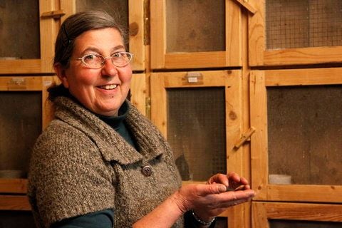Renate Pfeiffer posiert in Winterrieden in ihrem sogenannten Fledermaus-Zimmer. Jeder in der kleinen Unterallgäür Gemeinde Winterrieden und weit drum herum kennt die 55-Jährige, die seit nunmehr 18 Jahren die Anlaufstelle schlechthin in Sachen Fledermäuse im Allgäu ist. (FOTO: DAPD)