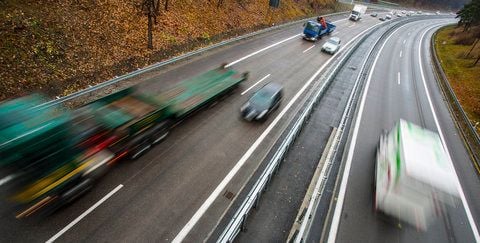 Am Mittwoch wurde die als Avus bekannte A 115 bei Berlin nach 18 Monaten Sanierung wieder freigegeben. (FOTO: DPA)