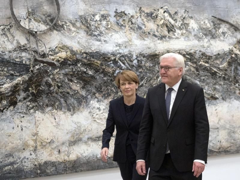 Bundespräsident Frank-Walter Steinmeier und seine Frau Elke Büdenbender vor dem Werk „Essence - Eksistence” von Anselm Kiefer aus dem Jahr 2011. Foto: Marijan Murat
