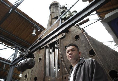 Boxer Luan Krasniqi, aufgenommen bei einer Pressekonferenz am Mittwoch (14.10.2009) in der Dauerausstellung "Schwerindustrie" im LVR-Industriemuseum in Oberhausen. (FOTO: Archiv/DPA)