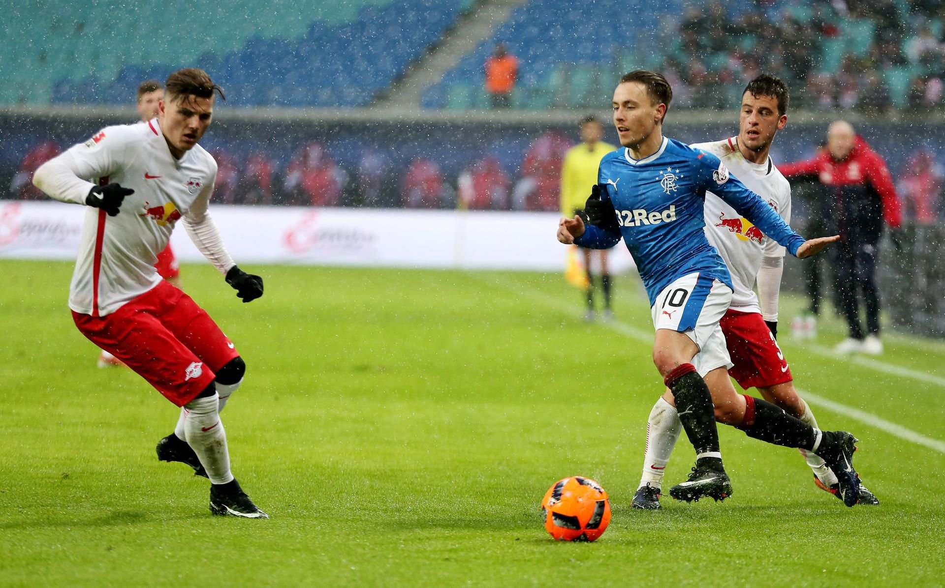 Barrie McKay (M.) von den Glasgow Rangers im Duell mit Leipzigs Diego Demme (r.) und Marcel Sabitzer.