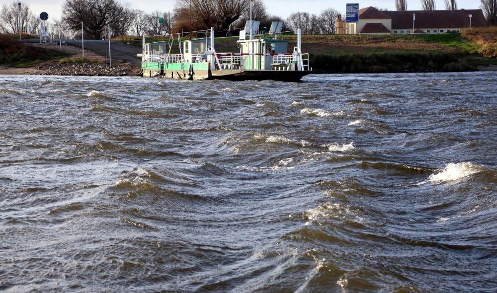 Heftiger Wind peitscht das Wasser der Elbe bei Pretzsch/Mauken auf.