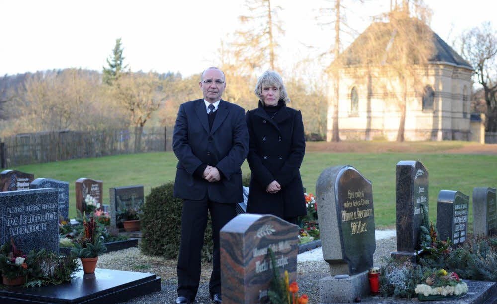 Gunter und Rita Nordmann auf dem schmucken Friedhof in Stangerode. Auch über Weihnachten wird das Bestattungshaus gerufen.