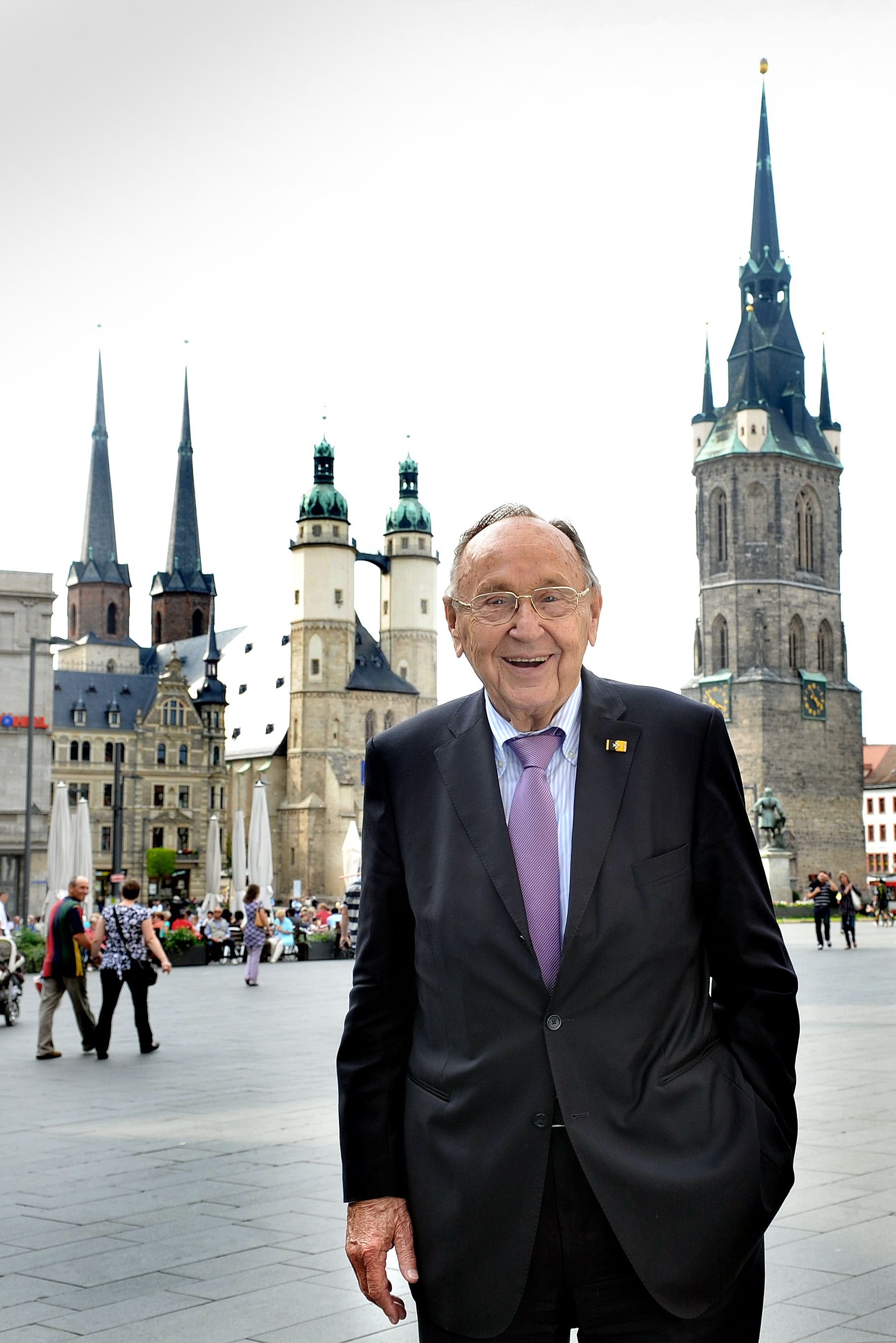 Hans-Dietrich Genscher auf dem Marktplatz in Halle (2010)
