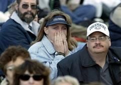 Familienangehörige und Verwandte der Opfer des Massakers vor fünf Jahren während der Gedenkfeier an der Columbine High School in Littletown. (Foto: dpa)