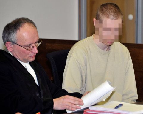 Rechtsanwalt Jürgen Schindler-Clausner (l) sitzt am Dienstag in Potsdam im Gerichtssaal neben seinem Mandanten Rene Detlef-Günter S. (FOTO: DPA)