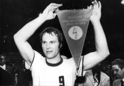Die Archivaufnahme vom 03.05.1975 zeigt den Gummersbacher Handballer Hans-Günther Schmidt, der in der Dortmunder Westfalenhalle nach der erfolgreichen Titelverteidigung den Meisterschafts-Wimpel in die Höhe hält. Der im rumänischen Banat-Örtchen Marienfeld geborene Hauptschullehrer wird am Dienstag (24.09.) 60 Jahre alt. Sprung- und Wurfgewalt und immense Variabilität kennzeichneten einen der erfolgreichsten deutschen Handballer, der trotz seiner hünenhaften Figur von 1,96 m Größe von allen nur «Hansi» genannt wird. dpa/lnw (zu dpa-Korr.: "Hansi» Schmidt wird 60 - Kritik an ´opportunistischen Sportlern´ " vom 23.09.2002)