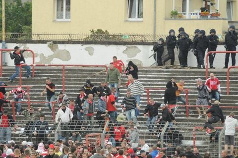 Beim Saisonabschluss im Juni 2009 kam es nach dem Spiel des HFC gegen Plauen zu schweren Ausschreitungen im Kurt-Wabbel-Stadion. (FOTO: ANDREAS LÖFFLER)