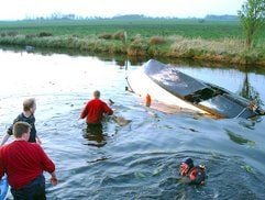 Ein gekentert Boot, dem sich Helfer und ein Taucher nähern, liegt in einem Kanal bei Leer. Drei Menschen sind bei dem Bootsunglück am Samstag im ostfriesischen Moormerland ums Leben gekommen. Acht weitere Menschen wurden nach Polizeiangaben verletzt. Zwei befreundete Familien waren mit einem Boot in der Nähe von Leer in einem Kanal gekentert, der an dieser Stelle gut ein Meter tief ist. Ein Mann starb am Unglücksort, ein Säugling und ein vierjähriger Junge im Krankenhaus. (Foto: dpa)