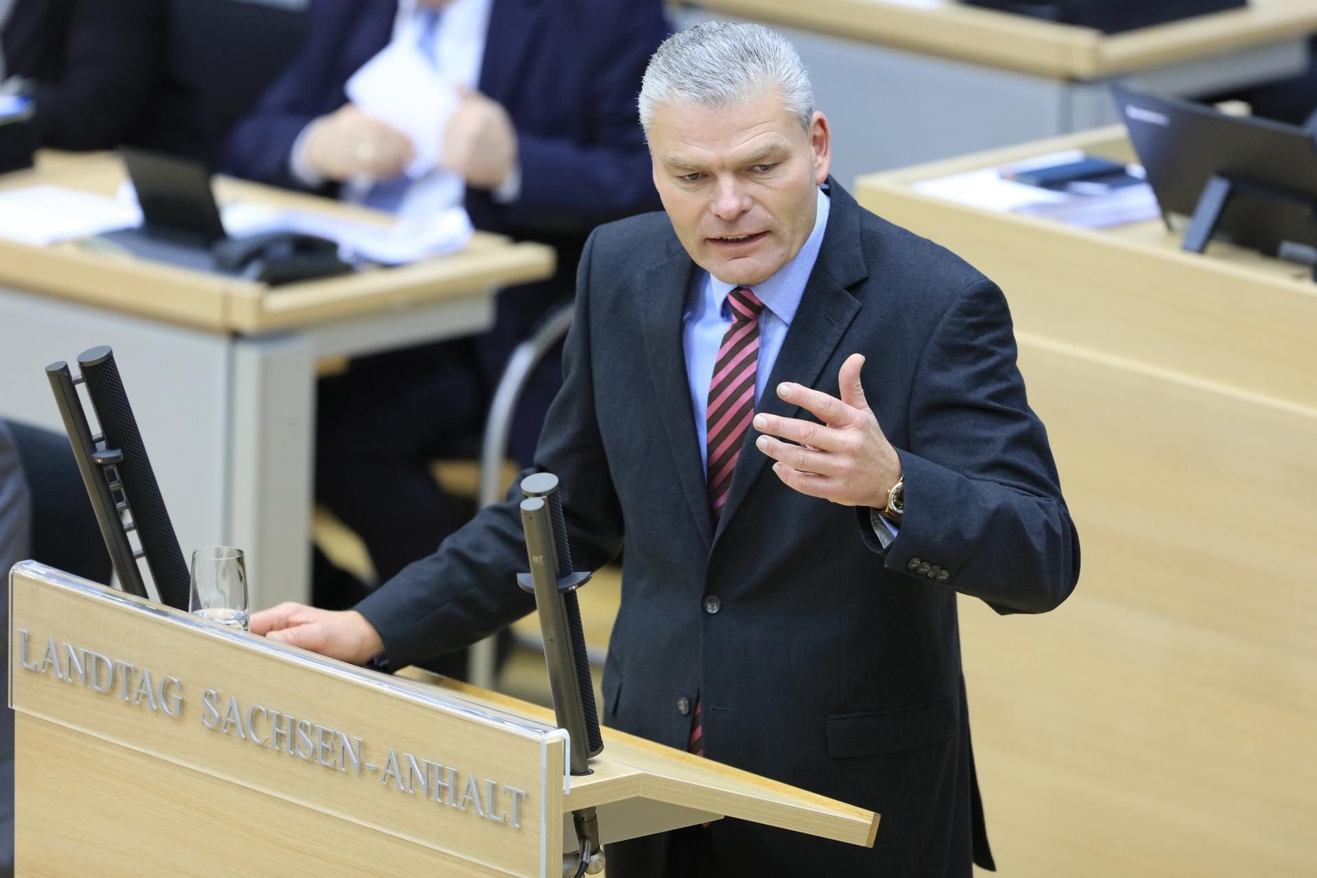 Innenminister Holger Stahlknecht (CDU) fordert Parteidisziplin - und erntet Widerspruch.