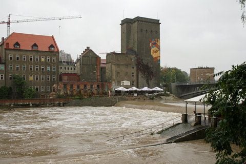 September 2010: Blick über die bereits überschwemmte Landzunge am Ufer der Neiße im sächsischen Görlitz. (FOTO: DPA)