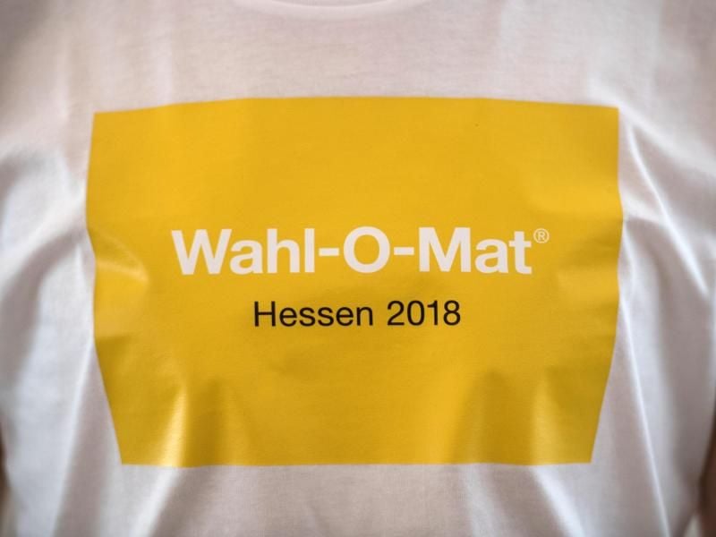 Ein junger Mann präsentiert den Aufdruck "Wahl-O-Mat Hessen 2018" auf seinem T-Shirt. Foto: Andreas Arnold/Archiv
