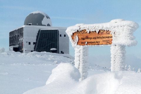 Blick auf das Brockenmuseum. Der Harzgipfel präsentiert sich derzeit sehr winterlich. (FOTO: DPA)