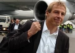 Der Trainer der deutschen Fußball-Nationalmannschaft, Jürgen Klinsmann, geht am Montag (13.12.2004) vor der Abreise der Mannschaft nach Tokio über das Rollfeld des Flughafens von Frankfurt am Main. Auf der zehntägigen Asienreise werden die Kicker drei Freunschafts-Länderspiele bestreiten. (Foto: dpa)