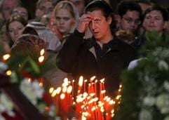 In der Erlöser-Kathedrale vor den Mauern des Kremls versammelten sich Angehörige um den aufgebahrten Sarg des Verstorbenen. (Foto: dpa)