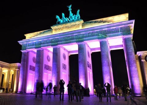 Farbig angestrahlt präsentiert sich das Brandenburger Tor im Rahmen des 6. Festivals of Light in Berlin. (FOTO: DPA)