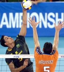 Der Brasilianer AndrØ (l) gegen den Holländer