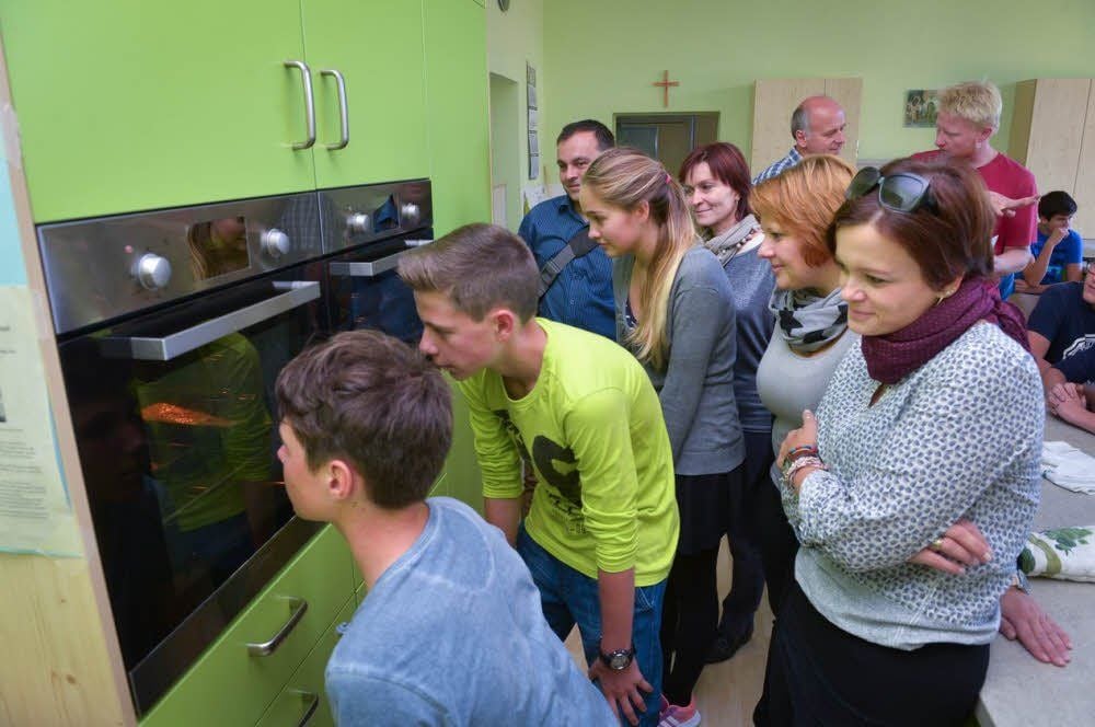 Wie der Kuchen wohl schmecken wird? Eva Šemnická, Paula Dedková, Lud’ka Vykoukalová und Jan Kolácek (von rechts) warten mit Schülern darauf, dass er endlich fertig ist. Die Gäste aus Tschechien beobachteten den Unterricht an der Freien Schule Anhalt.