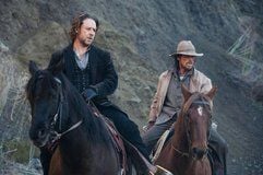 Dan Evans (r, Christian Bale) begleitet zu Pferde den Gefangenen Ben Wade (Russell Crowe) (undatierte Filmszene). Der Film «Todeszug nach Yuma» erzählt die Geschichte des Bürgerkriegsinvaliden Dan Evans, der durch Zufall Zeuge wird, als die Bande des berühmten und berüchtigten Ben Wade einen brutalen Raubüberfall durchführt. Für 200 Dollar wird er angeheuert den Gefangenen Wade zur Bahnstation von Contention zu begleiten, von wo er mit dem Zug ins Gefängnis von Yuma gebracht werden soll. Auf der dreitägigen Reise versuchen die Komplizen von Wade alles, um ihren Anführer zu befreien. (Foto: dpa)