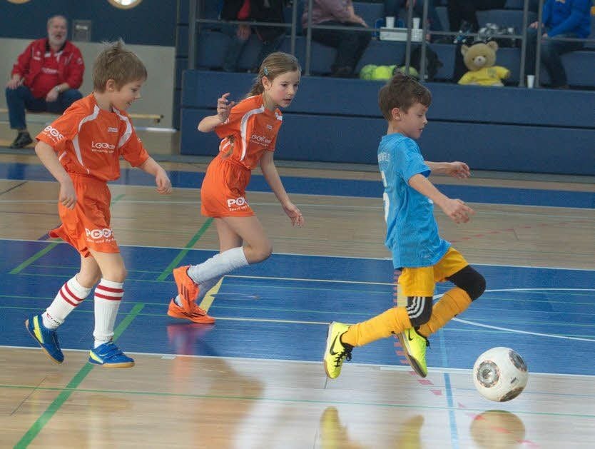 Bei den F-Junioren gewinnt der 1. FC Weißenfels (rechts) das Spiel um Platz 3.