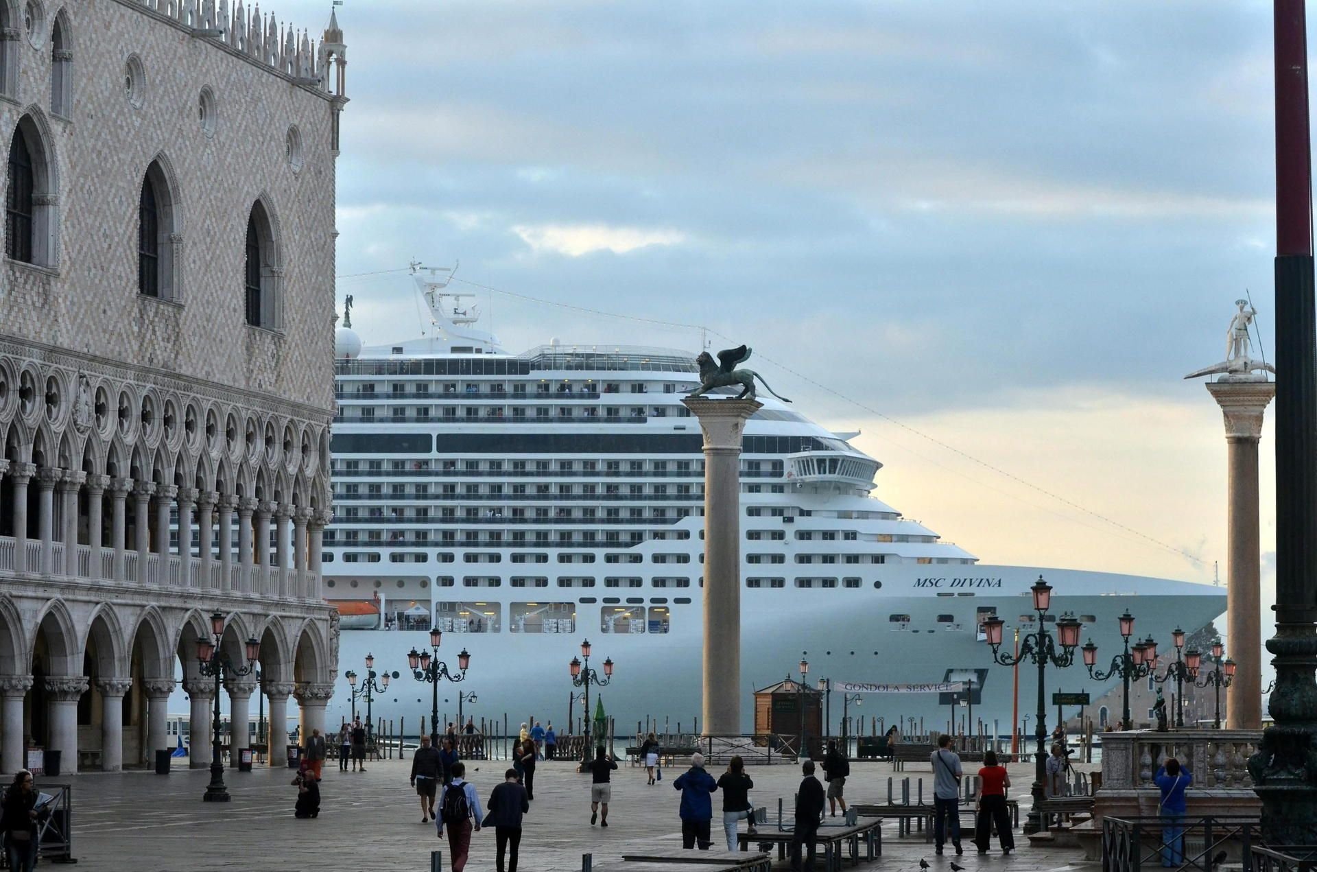 Ein Luxus-Liner am Markusplatz in Venedig