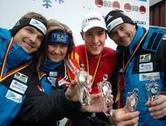 Den Mannschaftswettkampf im Rennrodeln beim Rodel-Weltcup in Oberhof (Thüringen) gewinnt am Neujahrstag, Samstag (01.01.2005), das deutsche Team mit Andre Forker, Silke Kraushaar, David Möller und Sebastian Schmidt (v.l.) vor Österreich und Italien. Die deutschen Rodler benötigten 2:13,82 Minuten. (Foto: dpa)