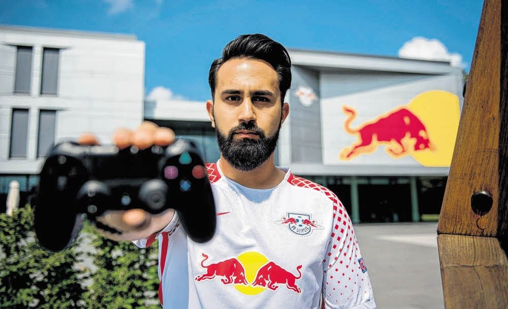 Cihan Yasarlar ist seit Sommer 2017 als E-Sportler beim Fußballclub RB Leipzig unter Vertrag. Wie die Fußball-Profis trainiert auch der Computer-Spieler vier bis acht Stunden am Tag. Für das Foto stand er vor dem neuen Leipziger Trainingszentrum.
