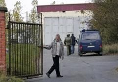 Ein Sicherheitstor zu einer Munitionsentsorgungsfirma bei Dietersdorf im Landkreis Mansfeld-Südharz wird geschlossen. (Foto: dpa)