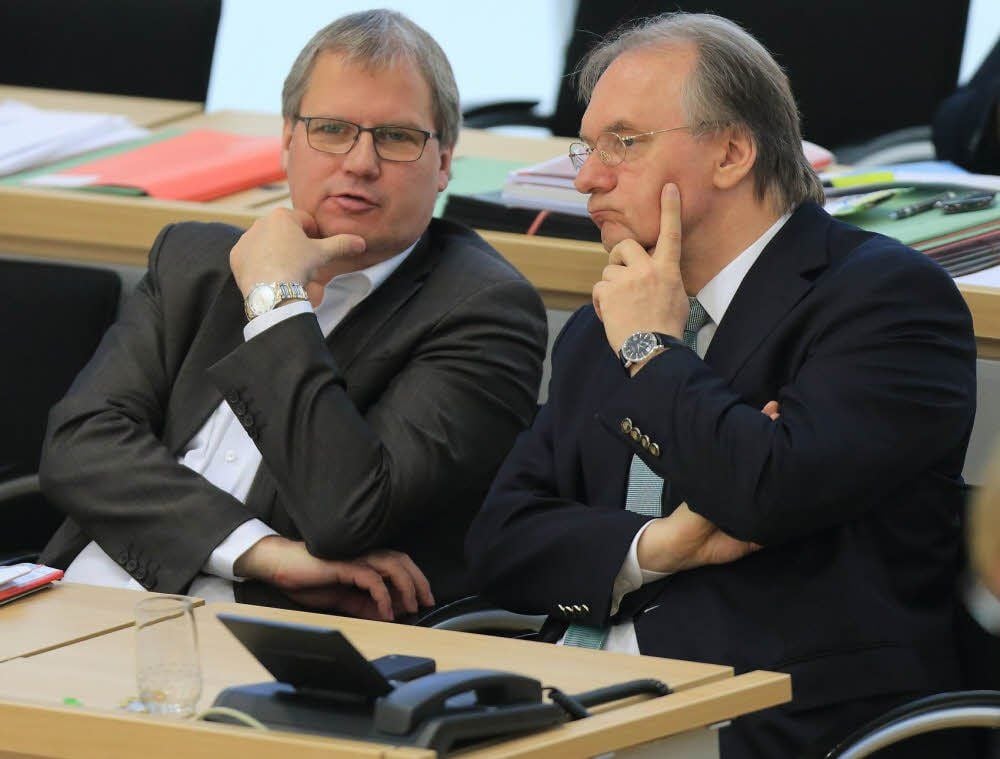 Jens Bullerjahn unterhält sich während einer Landtagssitzung mit Ministerpräsident Reiner Haseloff (CDU).