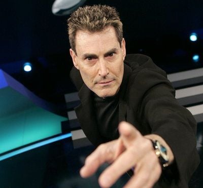 Unglaublich, aber im Fernsehen: Uri Geller (61) will «gemeinsam mit den Zuschauern» Nachrichten über ein Radioteleskop ins All schicken. (Foto: dpa)