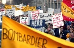 Waggonbauer des Bombardier-Werks Ammendorf demonstrieren am Dienstag (30.03.04) vor dem Hilton-Hotel in Berlin gegen die geplante Schliessung ihres Betriebs. Unter heftigen Potesten der Ammendorfer Waggonbauer, die um den Erhalt ihres Werkes kämpfen, hat am Dienstag in Berlin die entscheidende Aufsichtsratssitzung von Bombardier Transportion Deutschland begonnen. Das Gremium will über die Zukunft des Waggonbaustandortes Halle-Ammendorf und damit des letzten Industriebetriebs in Halle (Sachsen-Anhalt) entscheiden. Nach dem Willen des kanadischen Mutterkonzerns soll das Werk mit seinen rund 750 Beschäftigten im Herbst 2005 geschlossen werden. (Foto: ddp)