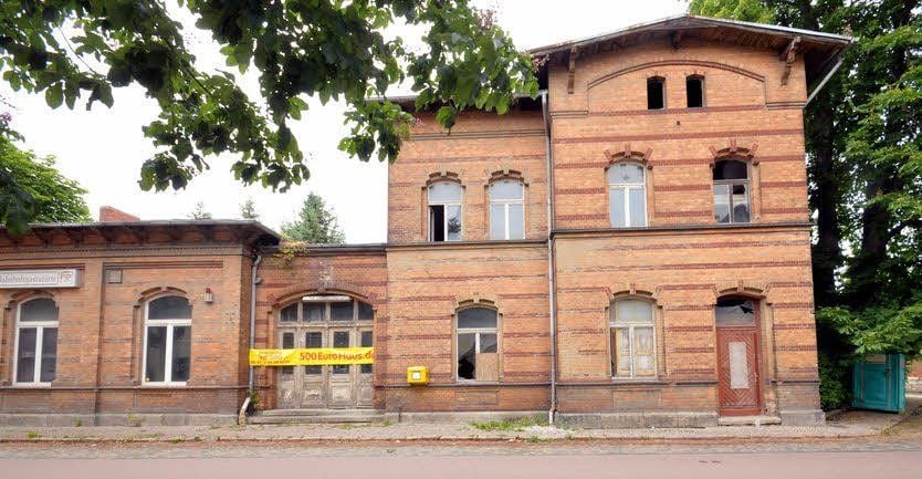 Ein unbekannter Käufer hat im Juni 2015 das Bahnhofsgebäude in Nienburg für 2000 Euro von der Deutschen Bahn ersteigert.