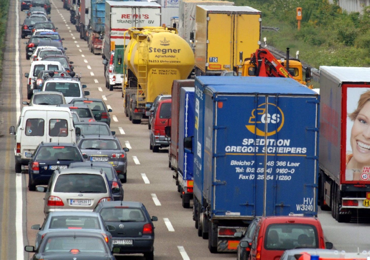Wegen einer Vollsperrung der Autobahn nach einem schweren Unfall bildete sich ein langer Stau.