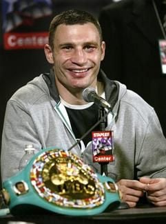Ein lächelnder Vitali Klitschko präsentiert während einer Pressekonfernz in Los Angeles seine neue Errungenschaft: Den WM-Schwergewichtsgürtel. (Foto: dpa)