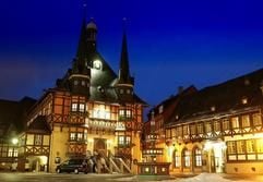 Im Abendlicht erstrahlt der historische Marktplatz von Wernigerode samt doppeltürmigem Rathaus, dem Wohltäterbrunnen und dem Hotel «Gothisches Haus» (r.). (Foto: dpa)