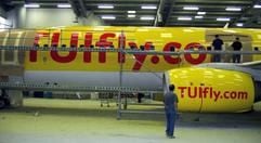 Eine Boeing 737-800 wird am Donnerstag (11.01.2007) in Maastricht in der Farbe gelb lackiert und mit dem neuen Schriftzug TUIfly.com versehen. (Foto: dpa)