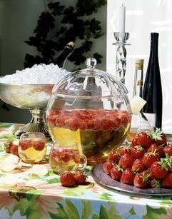 Beliebt und einfach zubereitet: Für eine Erdbeerbowle gehören neben den Früchten auch Wein und Sekt in das bauchige Gefäß. (Foto: dpa)
