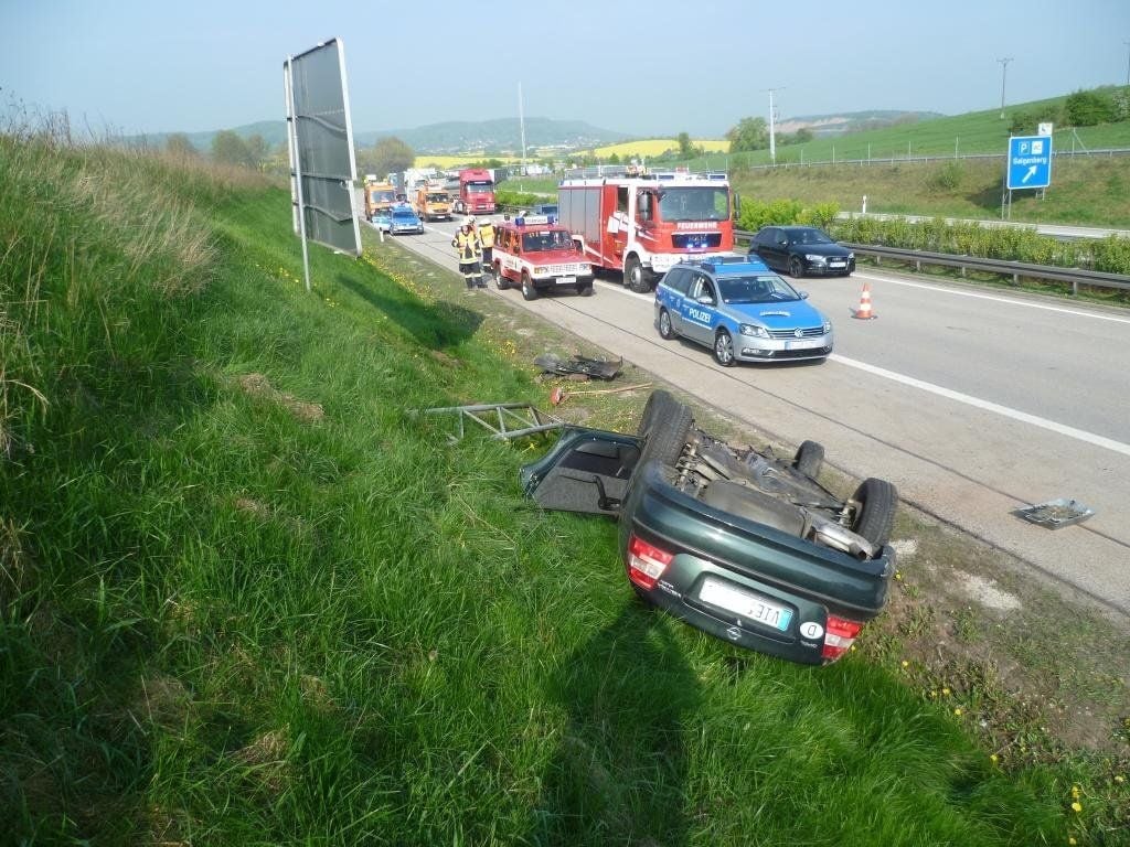 Der Unfallwagen kam neben der Fahrbahn auf dem Dach zum Liegen.