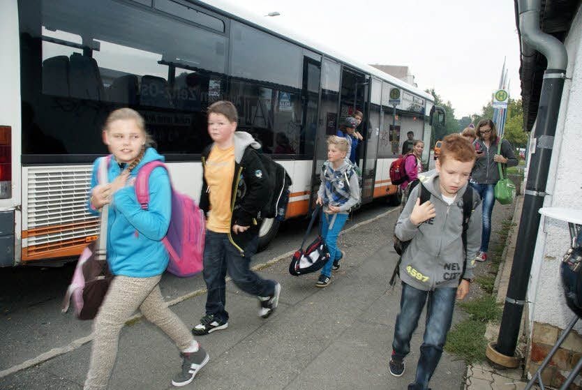 Zahlreiche Busse bringen die Kinder zur Schule. Beim Aussteigen ist Eile geboten, denn der nächste Bus kommt schon.