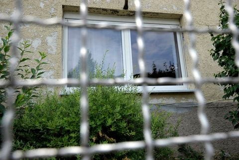Fenster eines Wohnhauses in dem eine junge Frau von einer Familie ein Jahr lang festgehaltenen worden sein soll in Haßmersheim. (FOTO: DAPD)