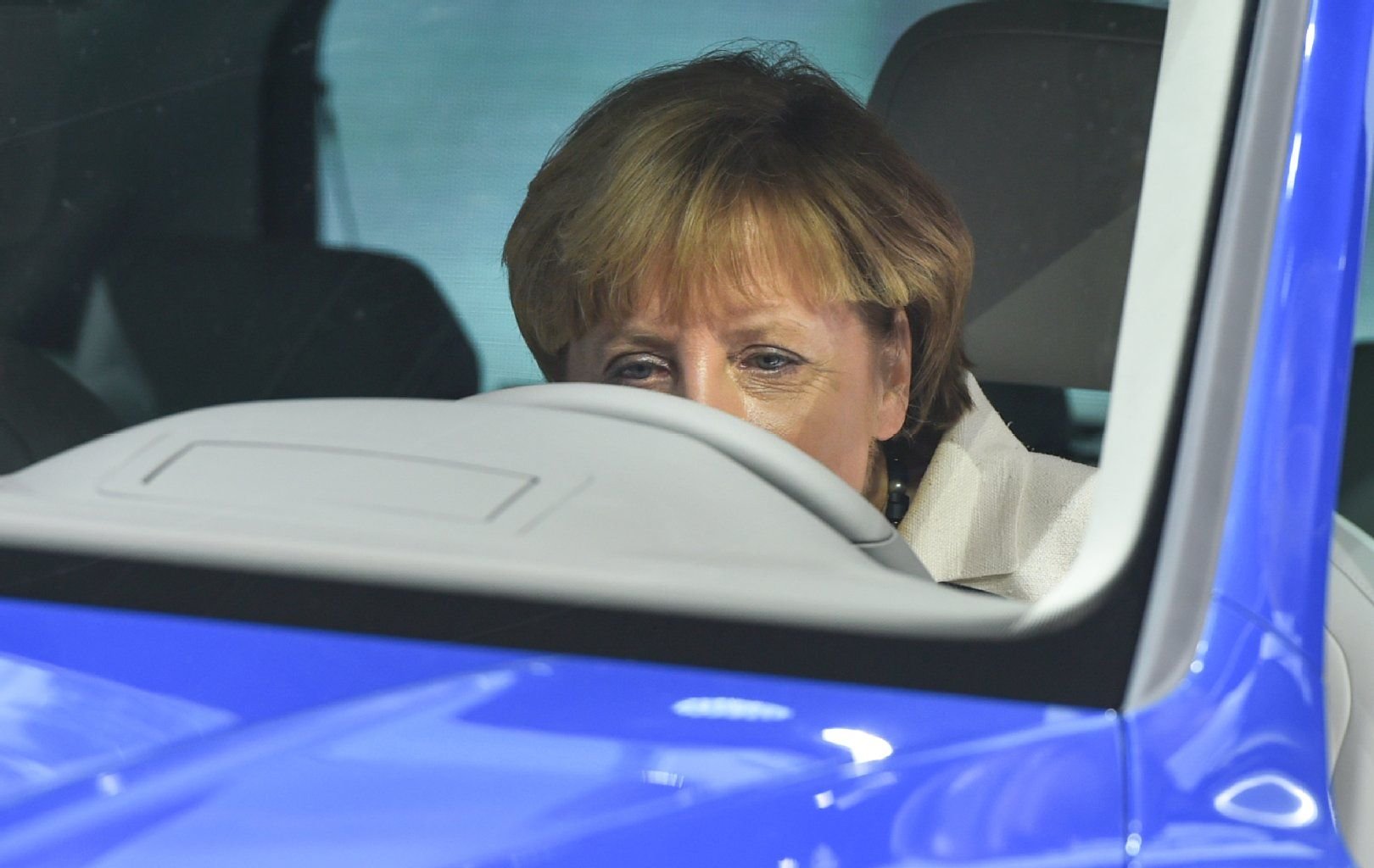 Die Bundeskanzlerin sitzt in einem Hybridfahrzeug vom Typ Tiguan GTE.