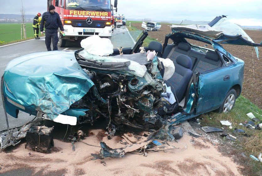 Das Auto wurde bei dem Unfall völlig zerstört.