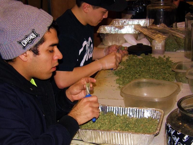 Schön vorsichtig, bloß nichts verschwenden: Auf den neuen Cannabis-Touren in Colorado lernen Laien-Kiffer von den Profis.