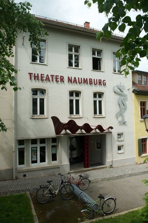 Das Theater Naumburg (Burgenlandkreis). Mit neun Premieren lockt die kleine Bühne die Zuschauer in der neuen Spielzeit 2012/13. (FOTO: DPA)