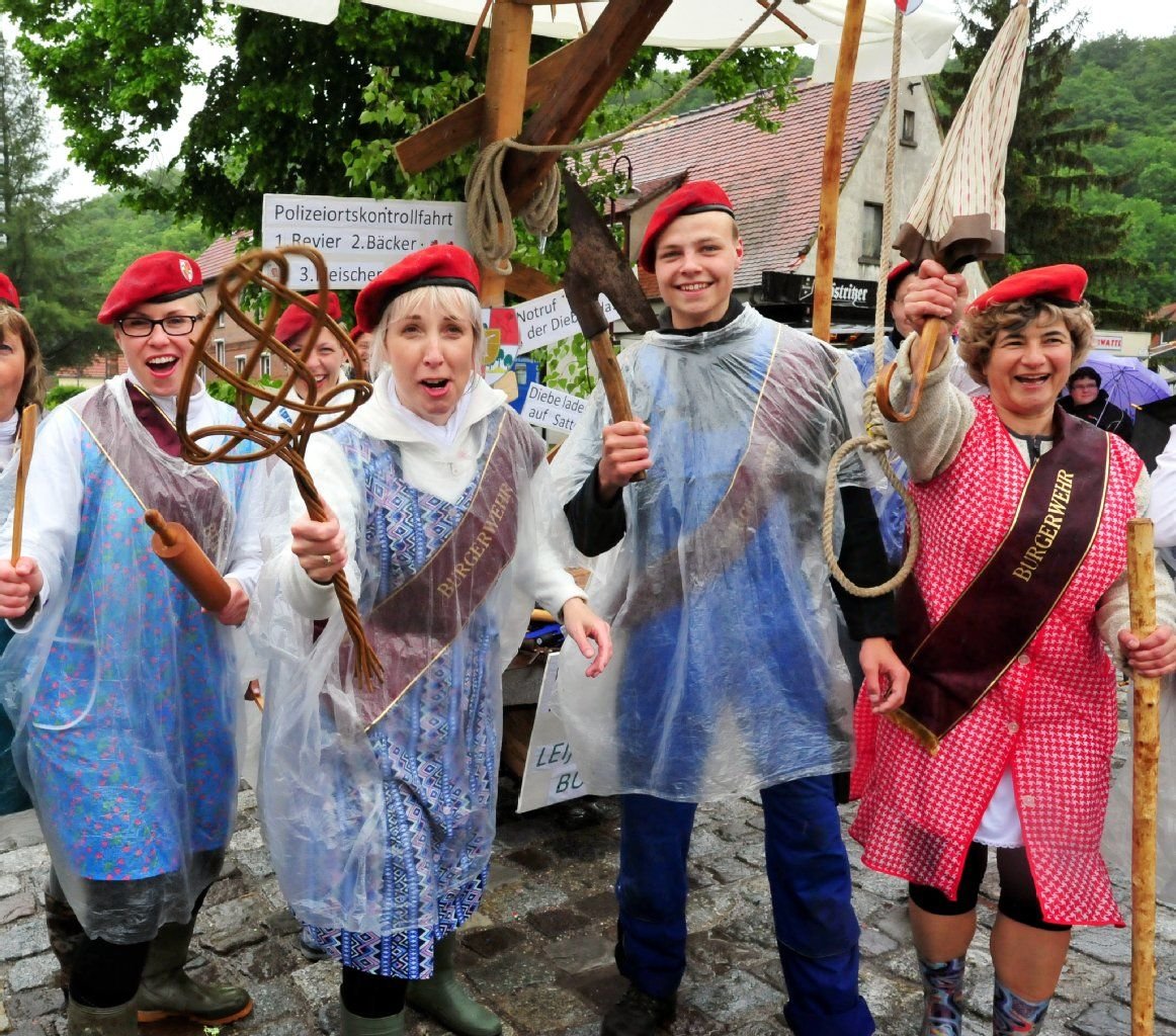Ein lustiges Völkchen: Die Leißlinger feiern gerne. Auch an Pfingsten laden die Leißlinger zum Dorffest. (Hier beim Eierbetteln)